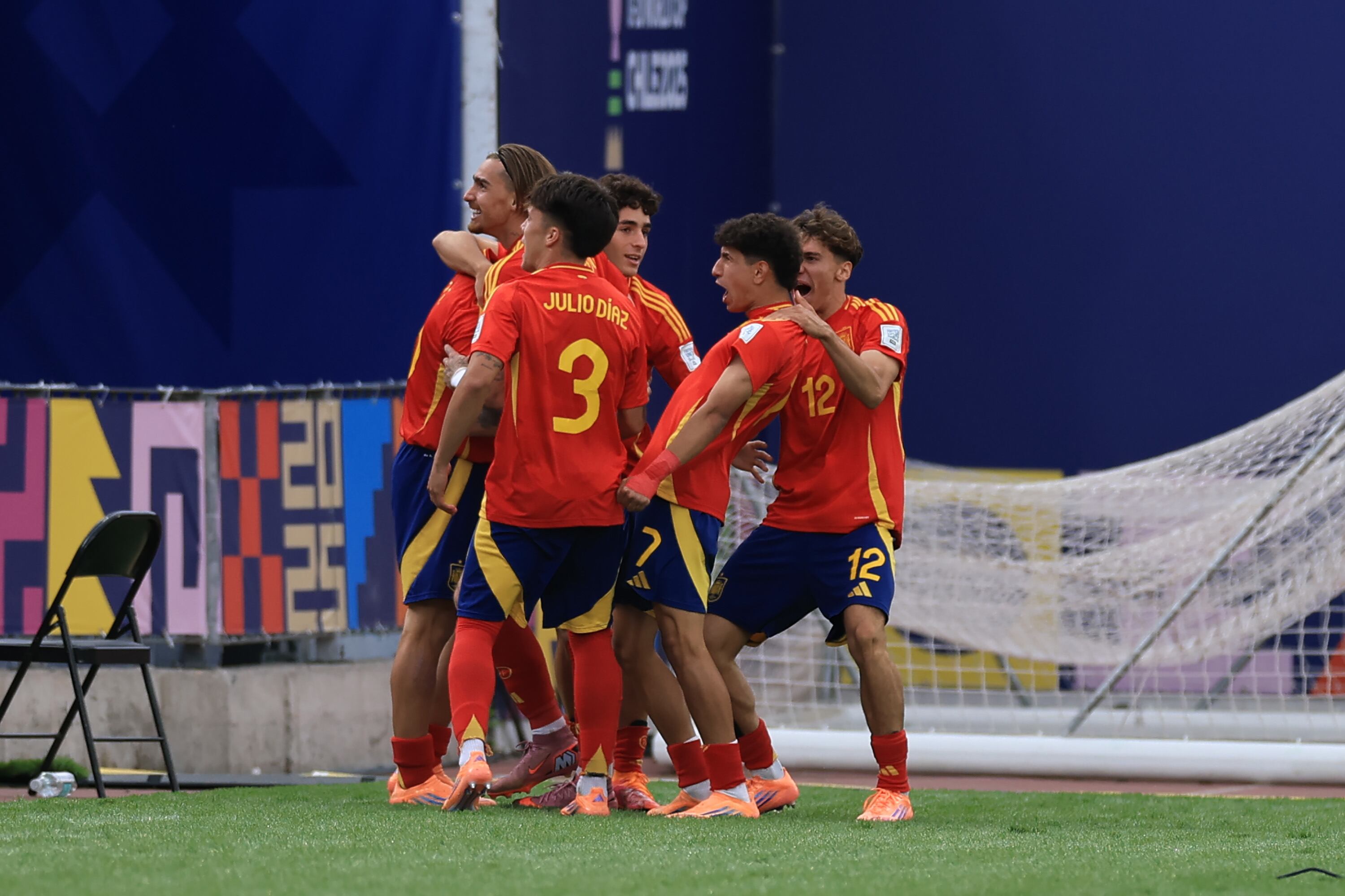 La Selección celebra el gol de Iker Bravo ante Brasil