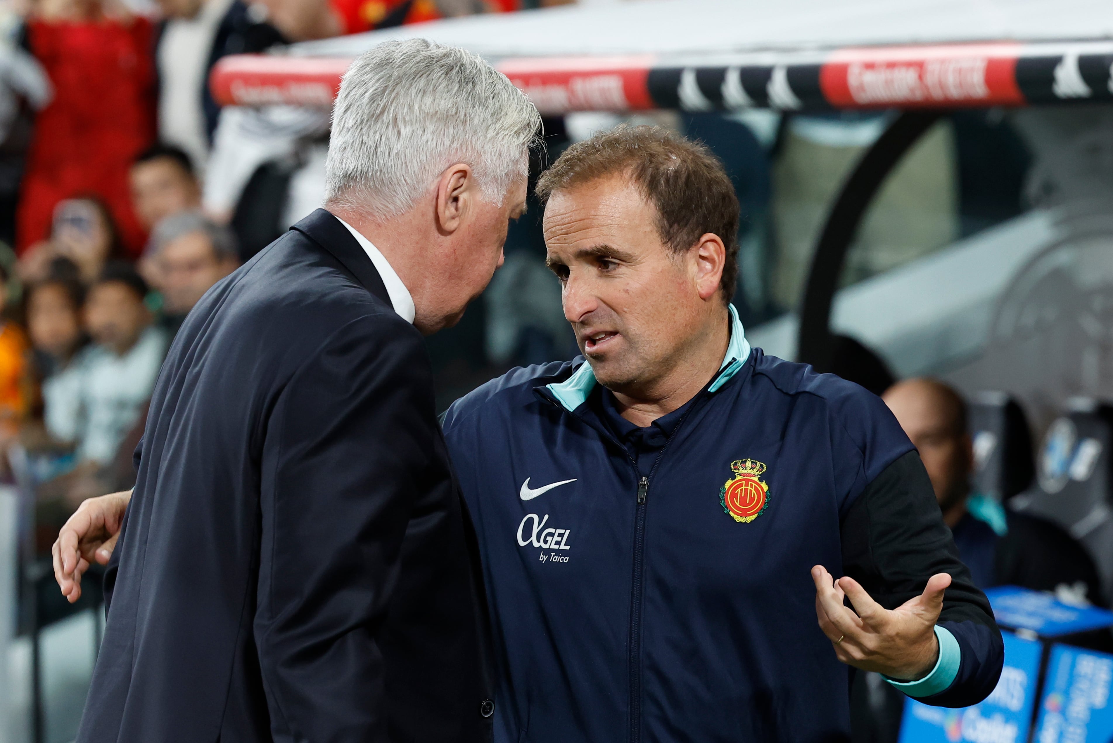 MADRID, 14/05/2025.- El entrenador del Madrid, Carlo Ancelotti (i), saluda al del Mallorca, Jagoba Arrasate, antes del partido de LaLiga de fútbol que Real Madrid y RCD Mallorca disputan este miércoles en el estadio Santiago Bernabéu. EFE/Chema Moya