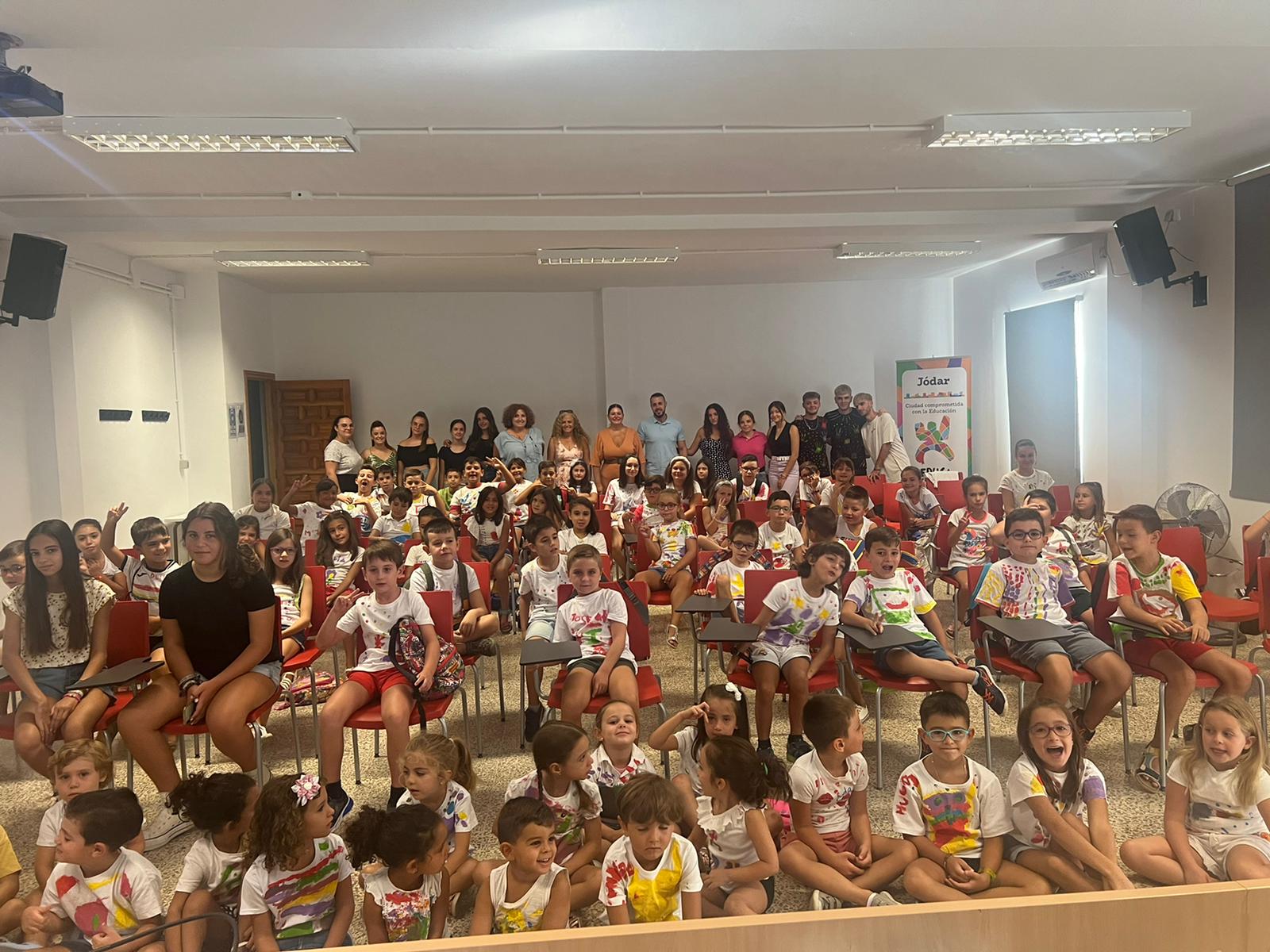 Foto de familia de la Clausura de la Semana Cultural Infantil, con alcaldesa, concejales y monitores/as al fondo