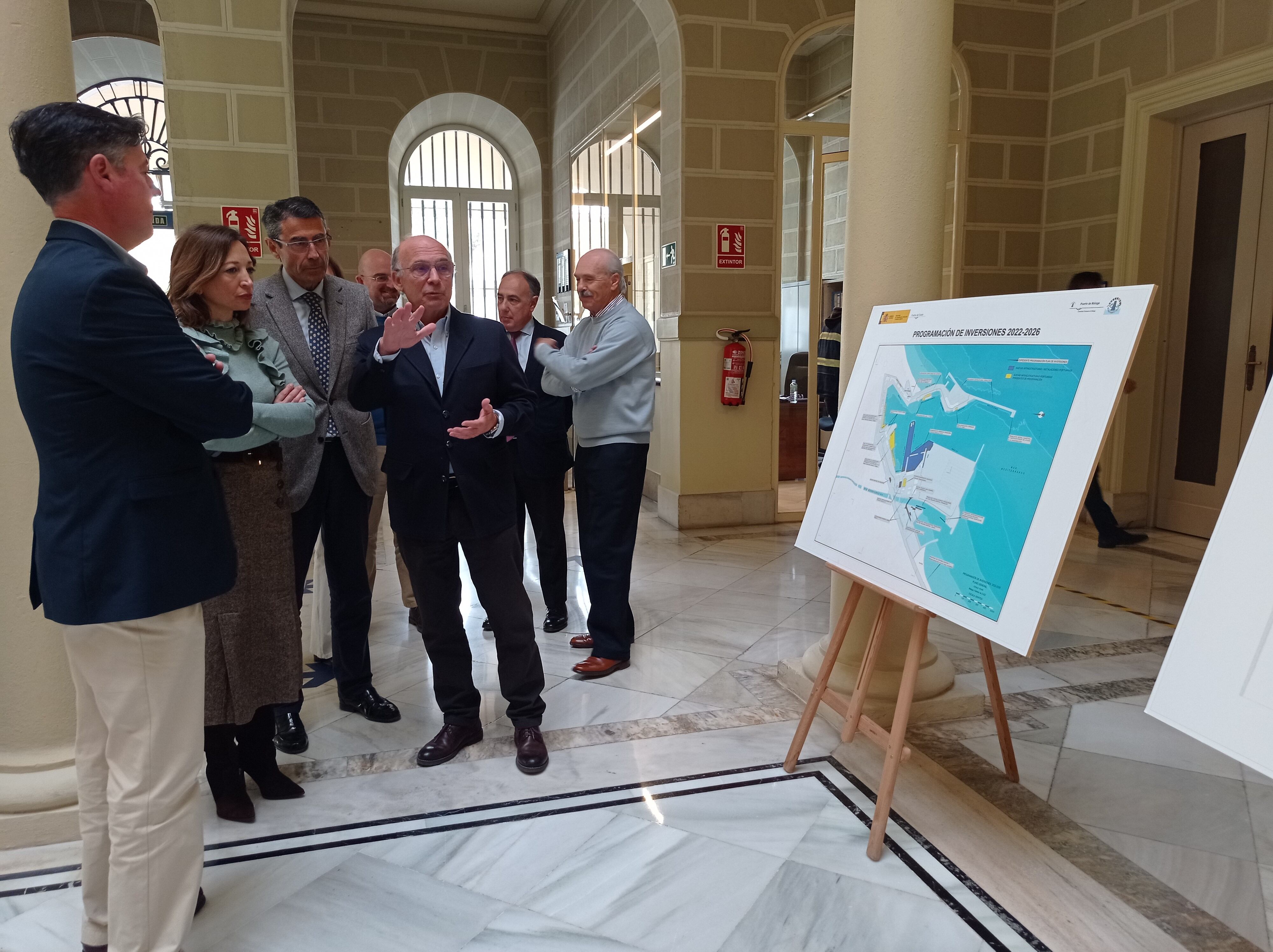 La delegada del Gobierno andaluz en Málaga, Patricia Navarro, harealizado una visita al recinto portuario junto al presidente de la Autoridad,
Carlos Rubio, y el delegado territorial de Agricultura, Pesca, Agua y
Desarrollo Rural, Fernando Fernández, donde ha destacado que “el
proceso de transformación del puerto sigue vivo&quot; tras felicitar a la Autoridad Portuaria &quot;por el impulso que le está dando,
con el objetivo de hacer el puerto más sostenible, más eficiente y rentable,
pero, sobre todo, hacer con él más ciudad”