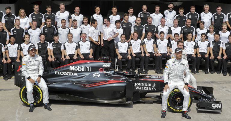 Alonso y Button, con todos los miembros de McLaren-Honda en Brasil