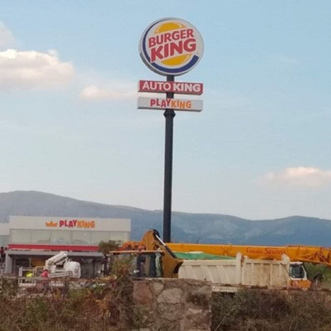 Cartel publicitario de Burger King en el Carrascalejo