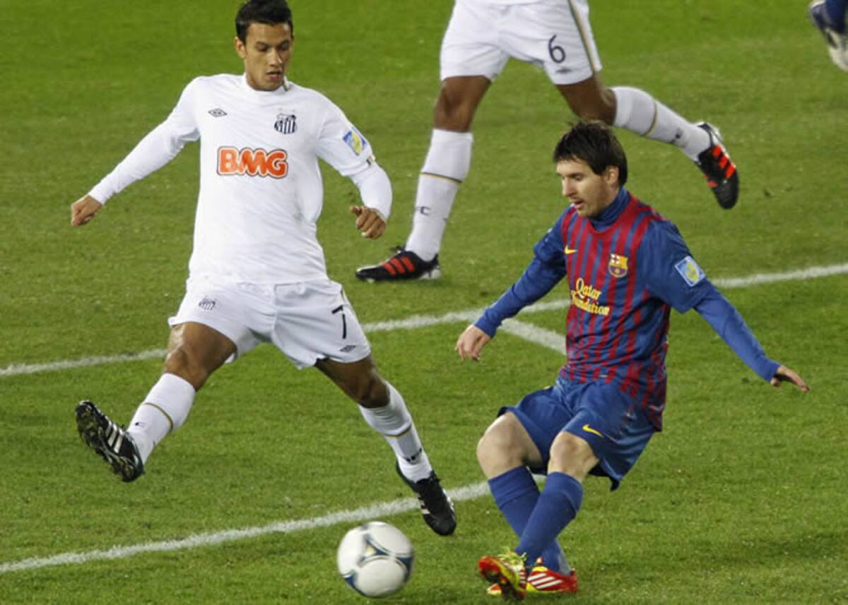 Leo Messi trata de jugar el balón ante Danilo