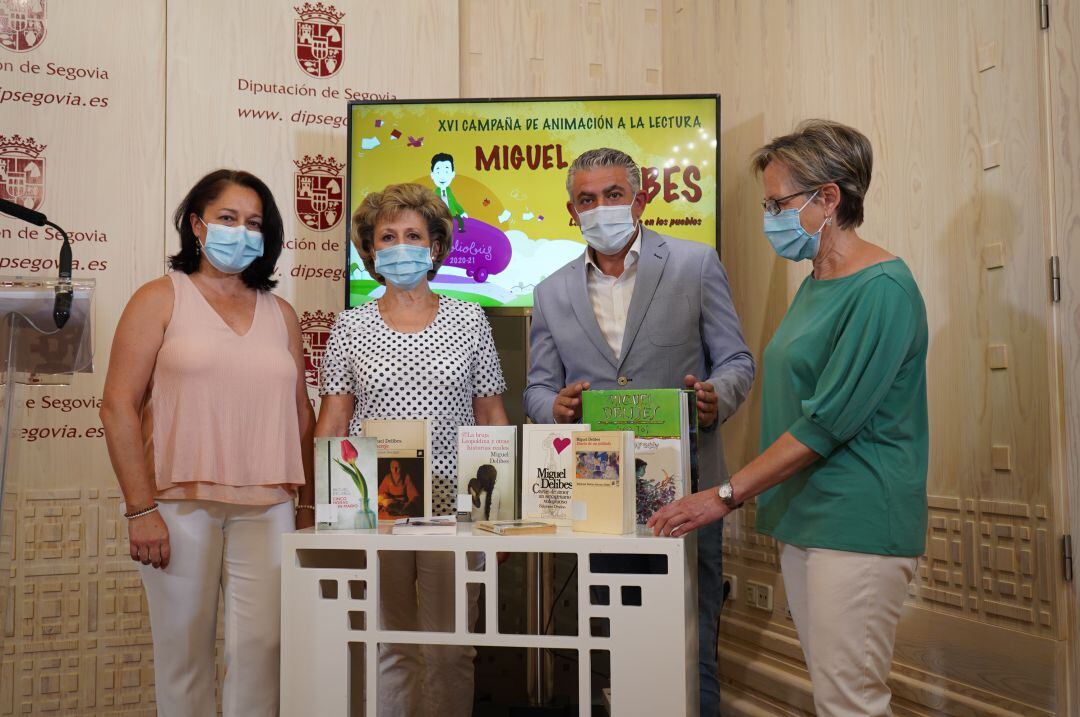 El diputado de Cultura, José María Bravo da a conocer la campaña de animación a la lectura basada en Miguel Delibes junto a las bibliotecarias de los bibliobuses