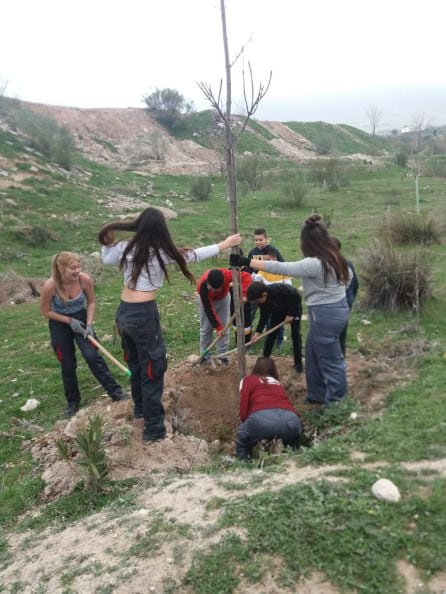 Alumnas del IES colaboran con los esscolares del colegio Virgen de Fátima