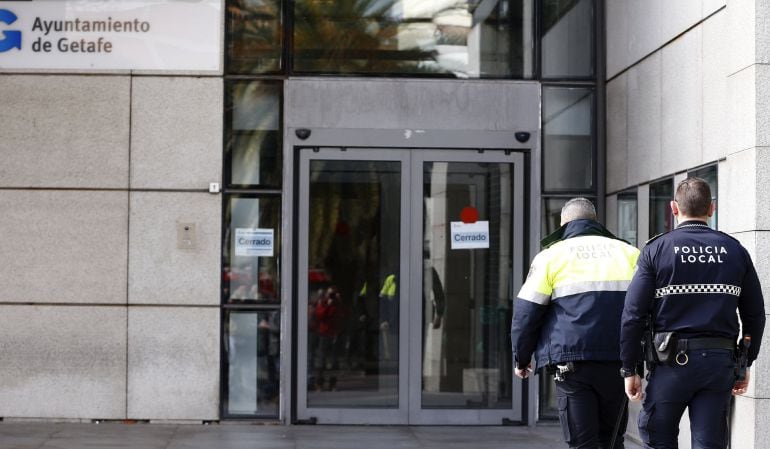 Agentes de la Policía Nacional y Local durante el registro del Ayuntamiento