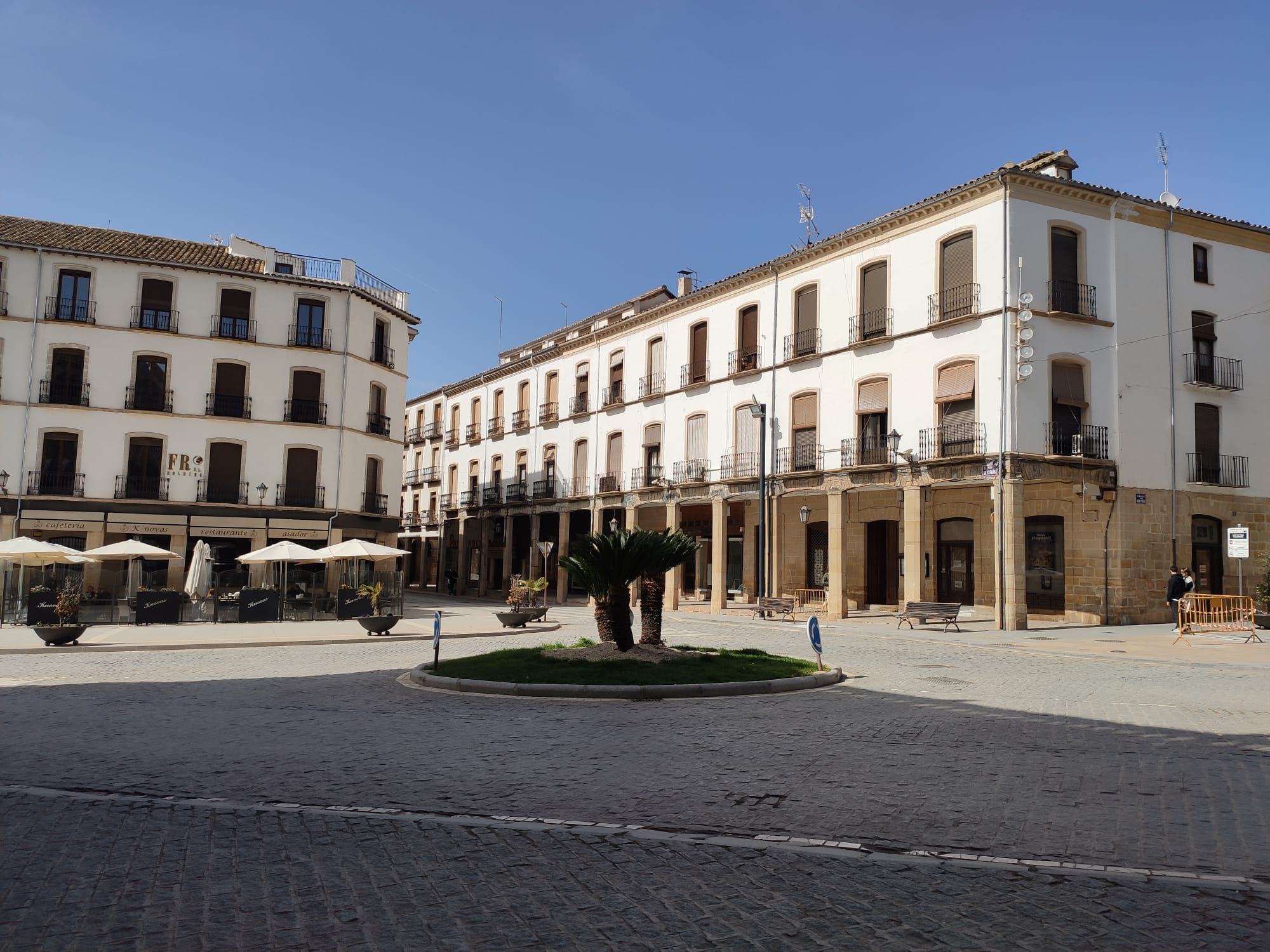 Plaza de la Constitución, en la ciudad jiennense de Baeza, durante una tarde de domingo