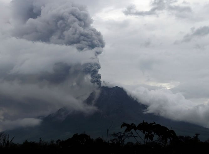 El Monte Sinabung arrojando cenizas