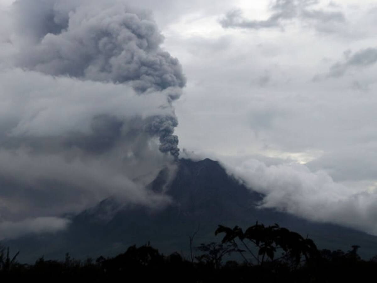 Más de 1.000 evacuados por la erupción del volcán Sinabung en Indonesia