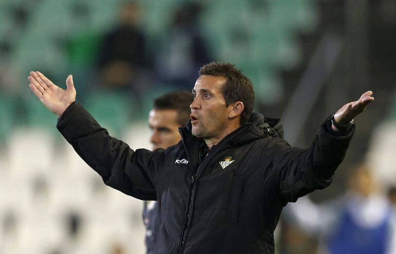 GRA364 SEVILLA, 05/12/2014.- El entrenador del Betis, Juan Merino, durante el encuentro correspondiente a la ida de los dieciseisavos de final de la Copa del Rey, que disputan esta noche frente al Almeria en el estadio Benito Villamarín de Sevilla. EFE / Julio Muñoz.