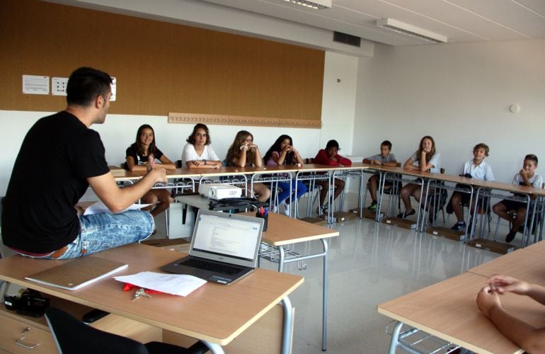 Alumnos de ESO en su primer día de clase en un instituto de Cataluña. 