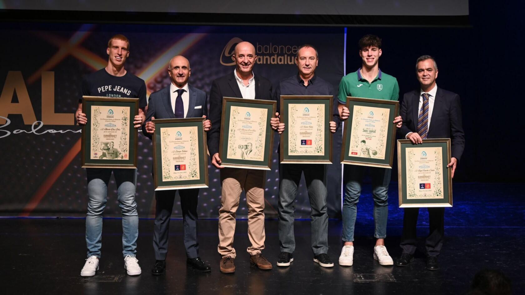 Los integrantes malagueños de la Selección Española de baloncesto premiados en la gala del baloncesto de la Delegación de Málaga