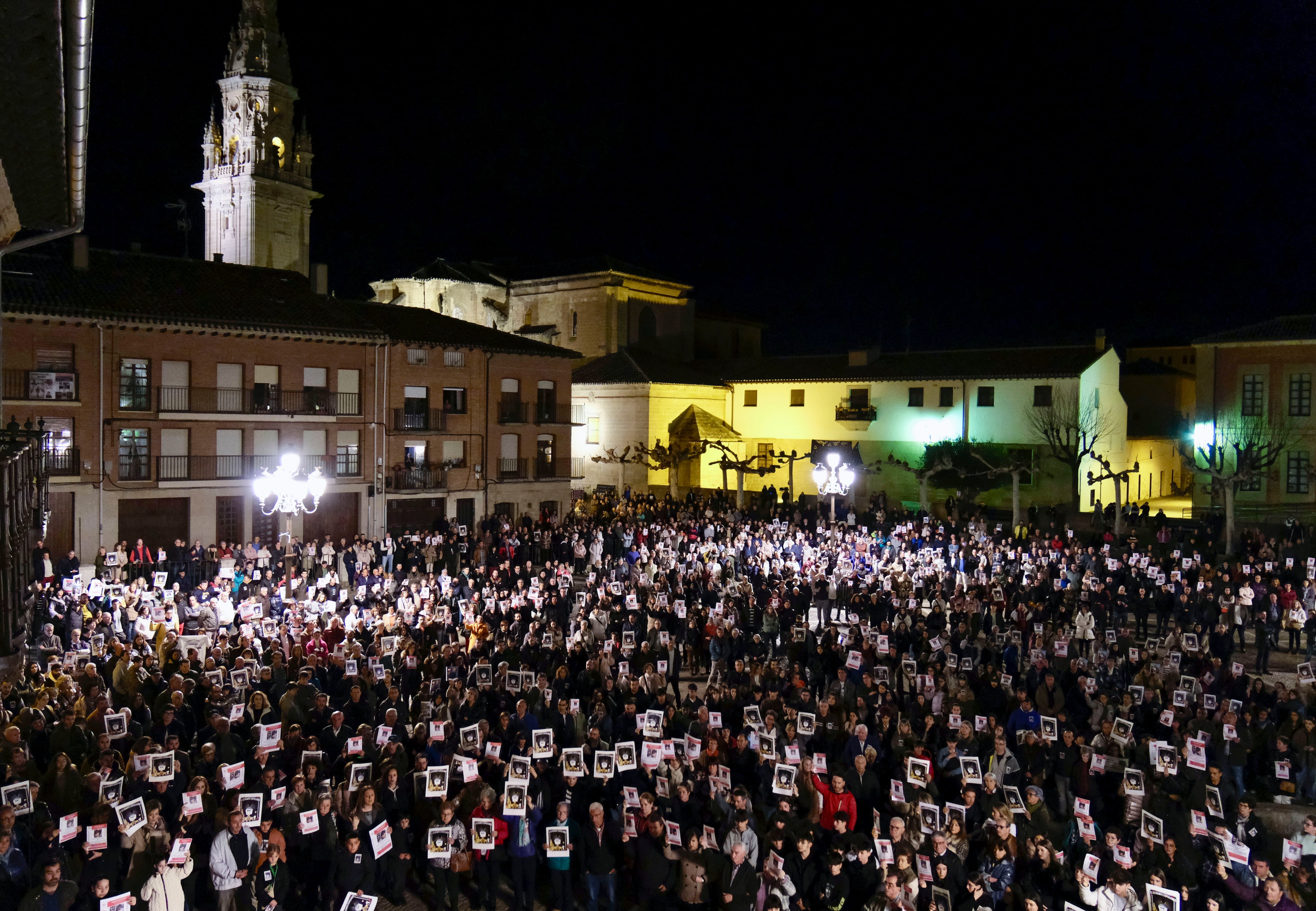 SANTO DOMINGO DE LA CALZADA (LA RIOJA), 16/03/2024.- Más de 2.000 personas se concentran este sábado en la plaza de Ayuntamiento de Santo Domingo de la Calzada para mostrar la solidaridad y el apoyo a la familia del joven de desaparecido en Logroño. EFE/Fernando Díaz