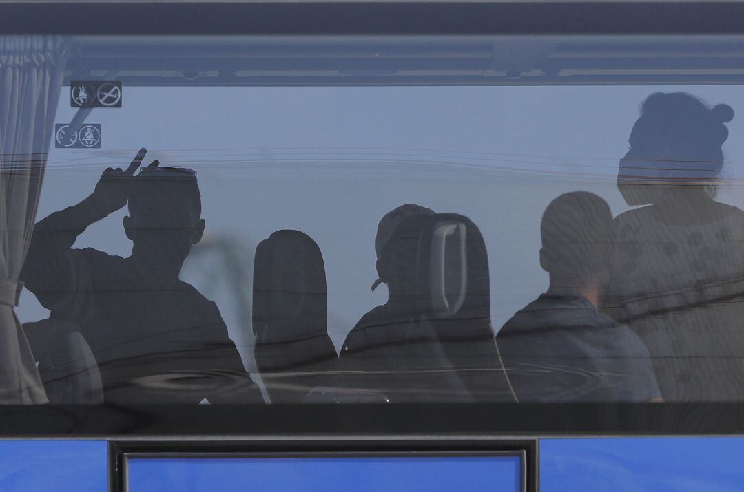 Los jóvenes procedentes de Mallorca en el autobús, después de llegar al puerto de Valencia.