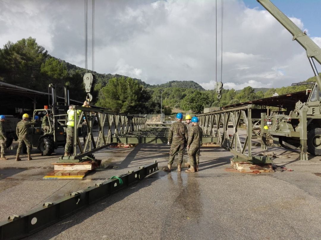 Instalación de un puente provisional en Mallorca por parte de pontoneros e ingenieros del Ejército