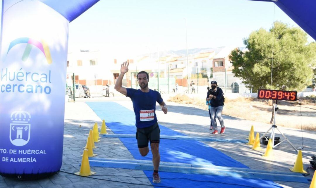 Nico Mercader entrando en meta.