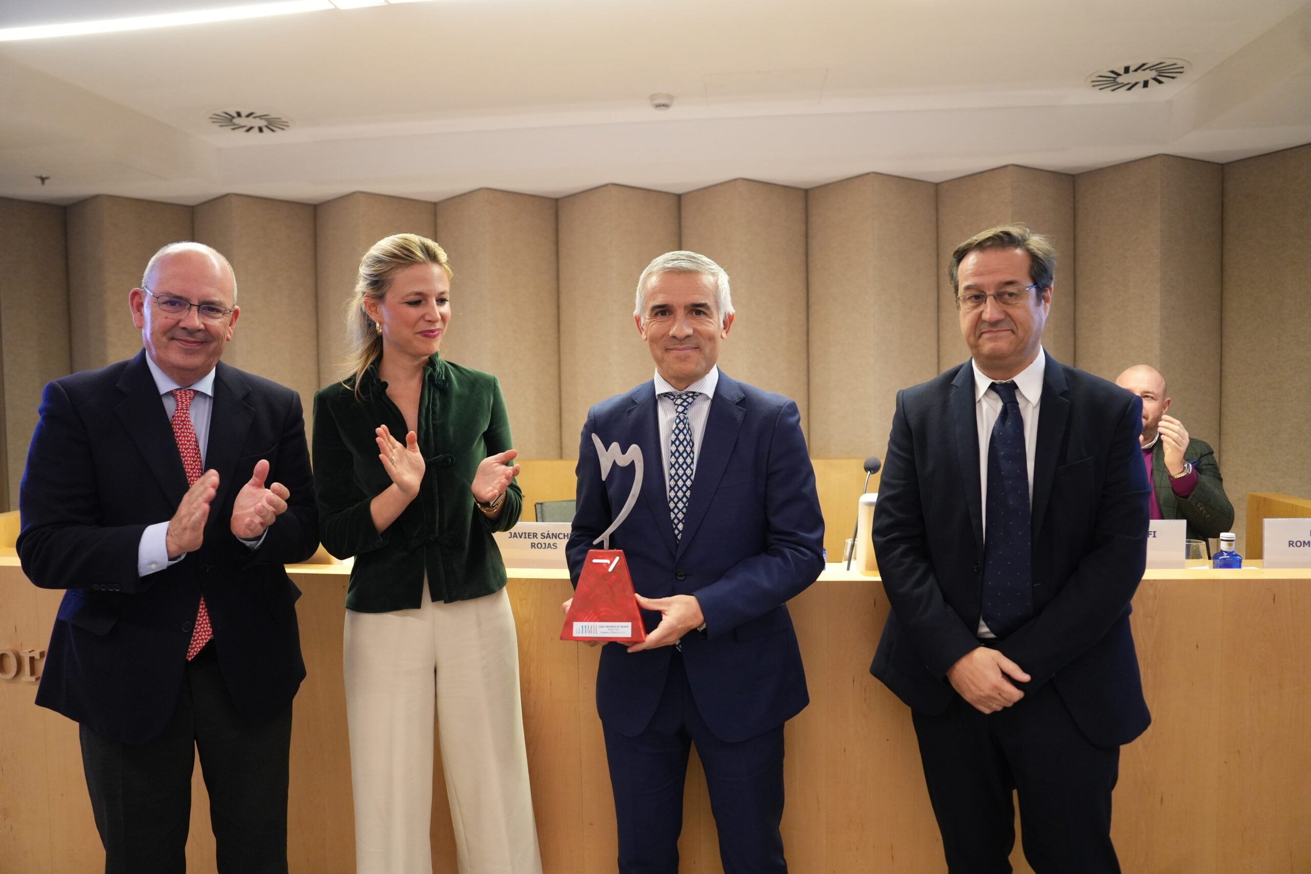 Representantes de la empresa premiada Dragados Off-Shore recibiendo el galardón. Foto La 11MIl.