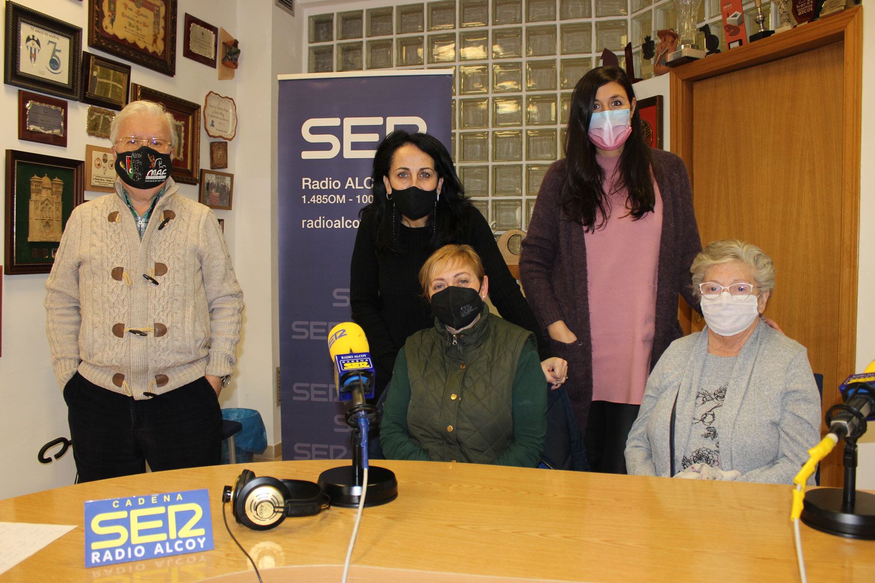 Las cuatro favorias junto a Paco Aznar en el estudio central de Radio Alcoy