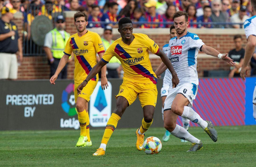 Dembélé controla la pelota ante Fabián Ruiz.