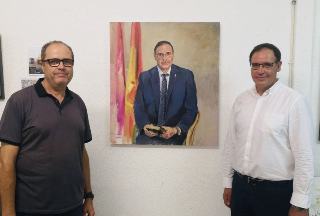 Albareda (i) y Prieto (d) junto al retrato que colgará en los pasillos de la Diputación