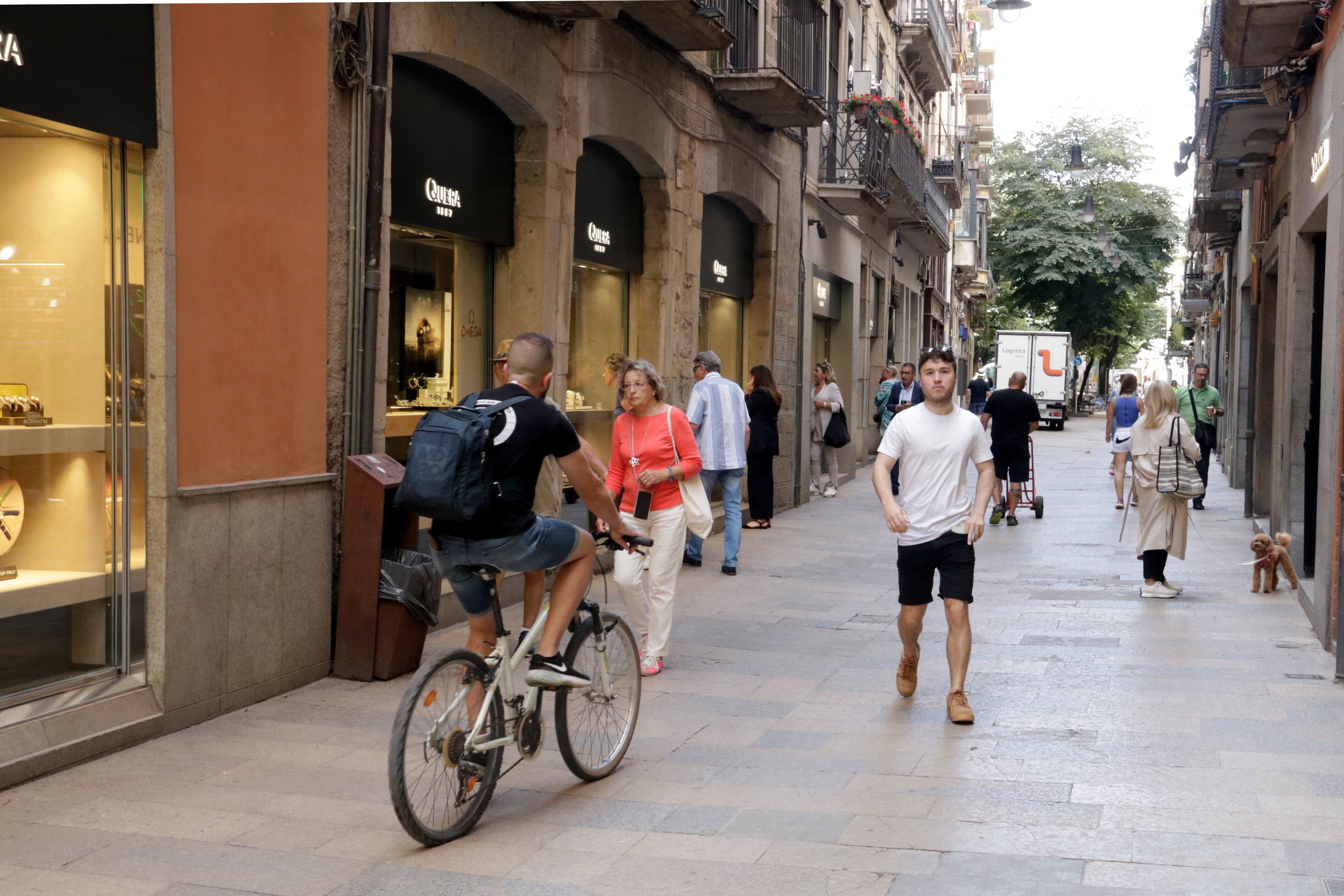 Circular en bicicleta pel carrer Argenteria estarà prohibit a partir d&#039;ara. S&#039;haurà de baixar de la bicicleta i anar a peu.