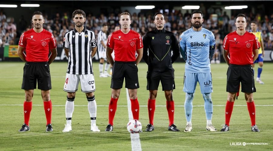 Sesma Espinosa, junto a su equipo arbitral en Castalia.