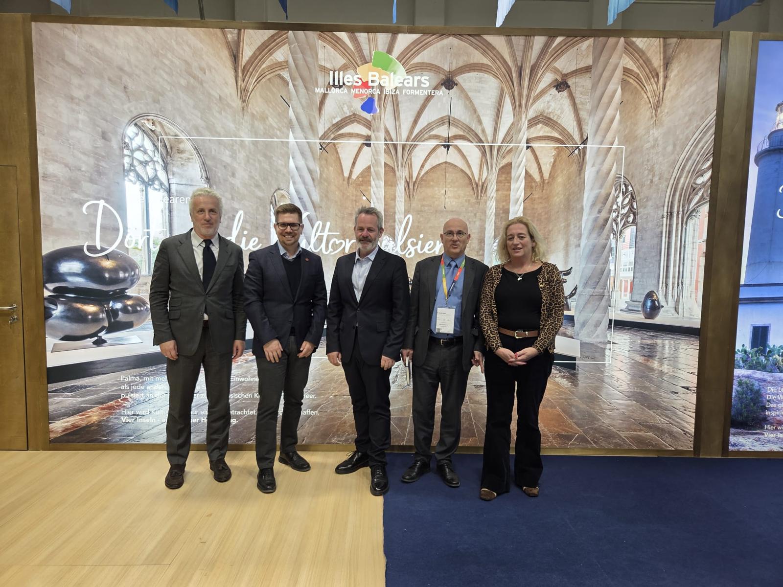 Begoña Mercadal, gerent de la Fundació Foment del Turisme de Menorca, encapçala les reunions a la ITB.