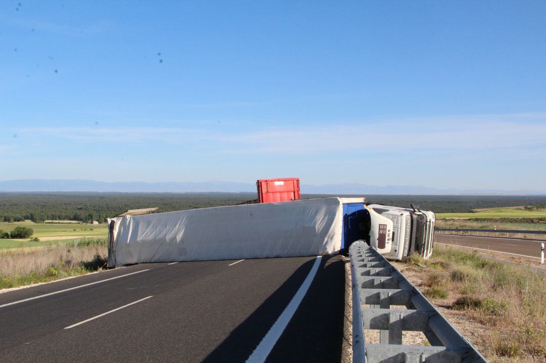 Camión accidentado en la A-601 