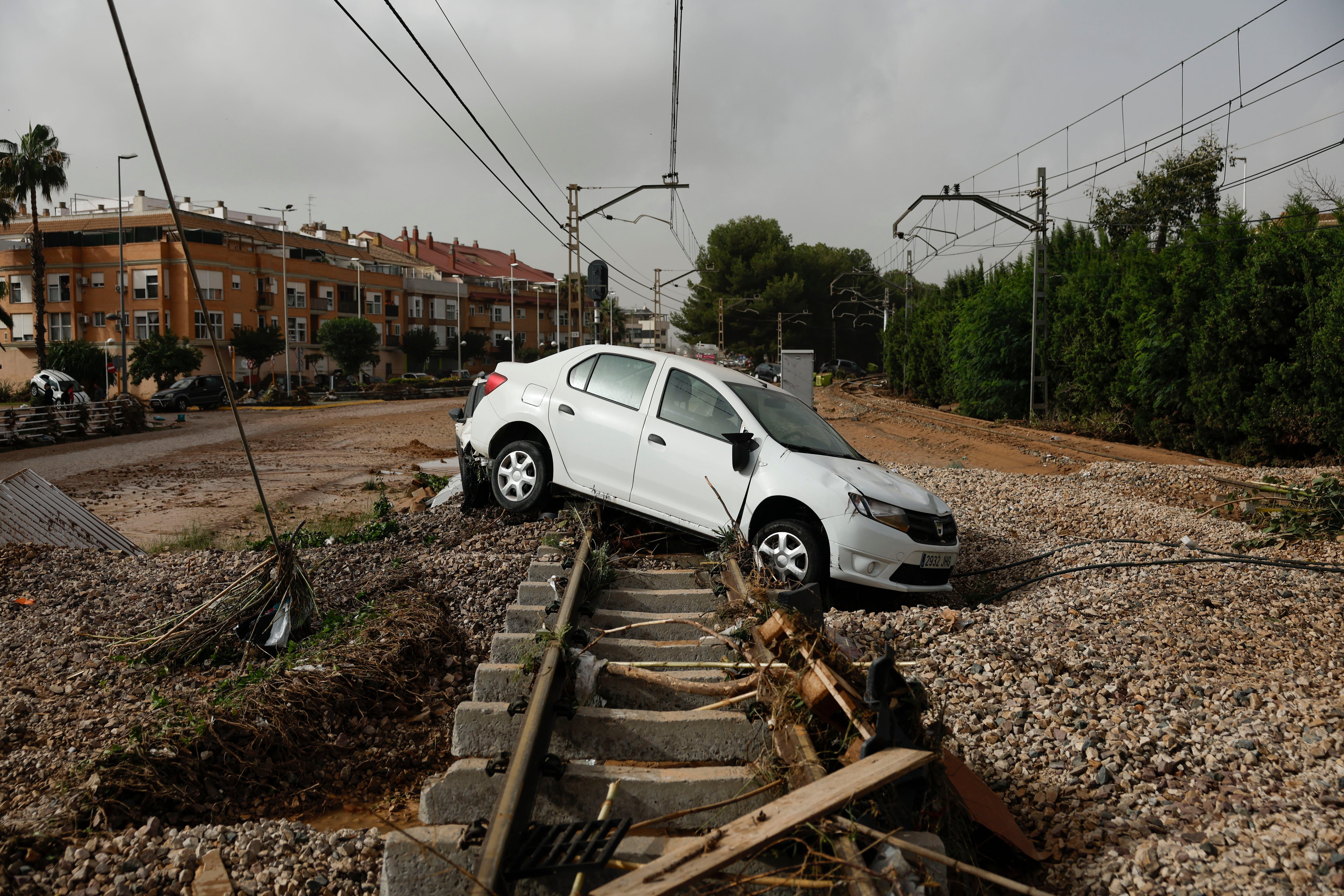 Estado en el que se encuentran las vías del tren anegadas por las intensas lluvias de la fuerte DANA que afecta especialmente el sur y el este de la península ibérica, este miércoles en Picaña (Valencia).