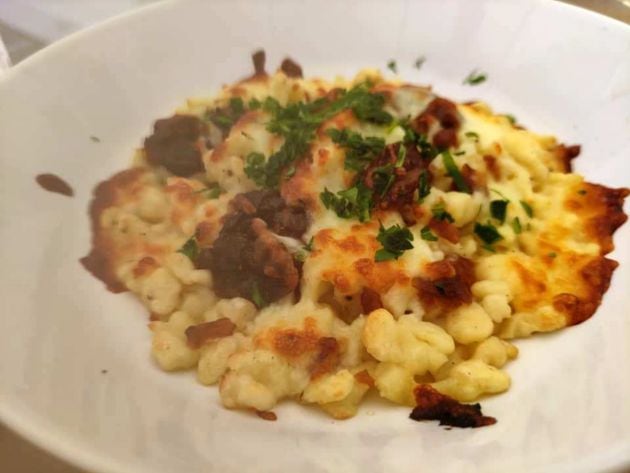 Käsespätzle o pasta fresca alemana con cebolla frita, emmental y gouda gratinado