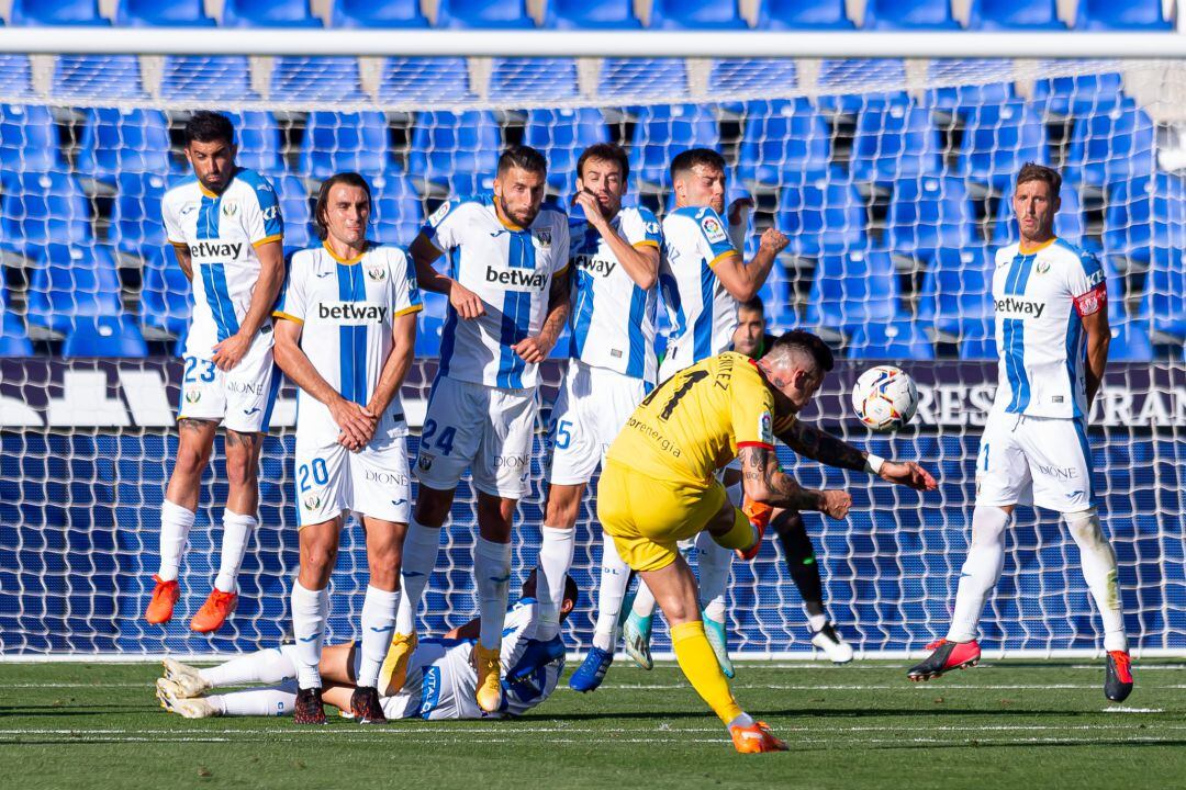 Los jugadores del C.D. Leganés, en la barrera ante una falta lanzada por Aday Benitez (Girona FC) durante le partido del pasado domingo en Butarque