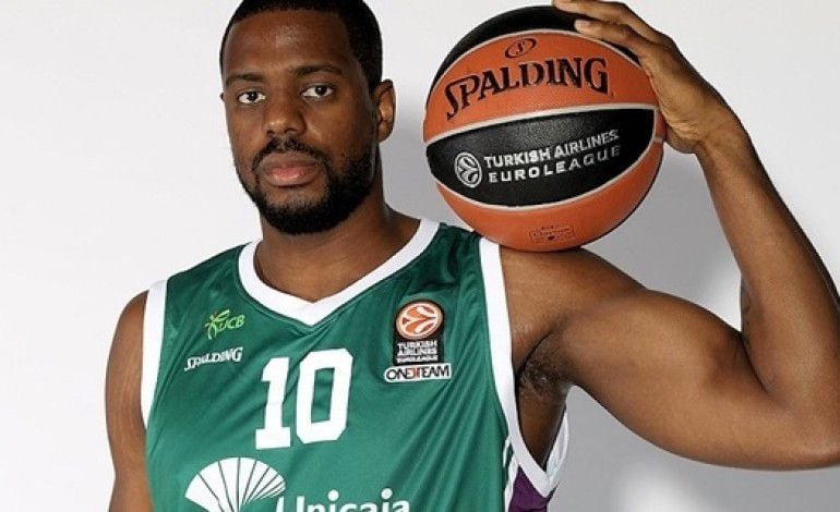 Will Thomas, posando con la camiseta del Unicaja