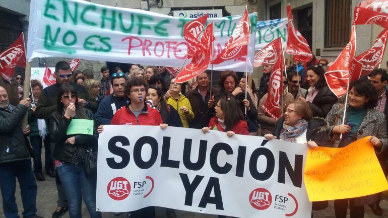 Los trabajadores se concentraron a las puertas de la residencia, convocados por FSP-UGT