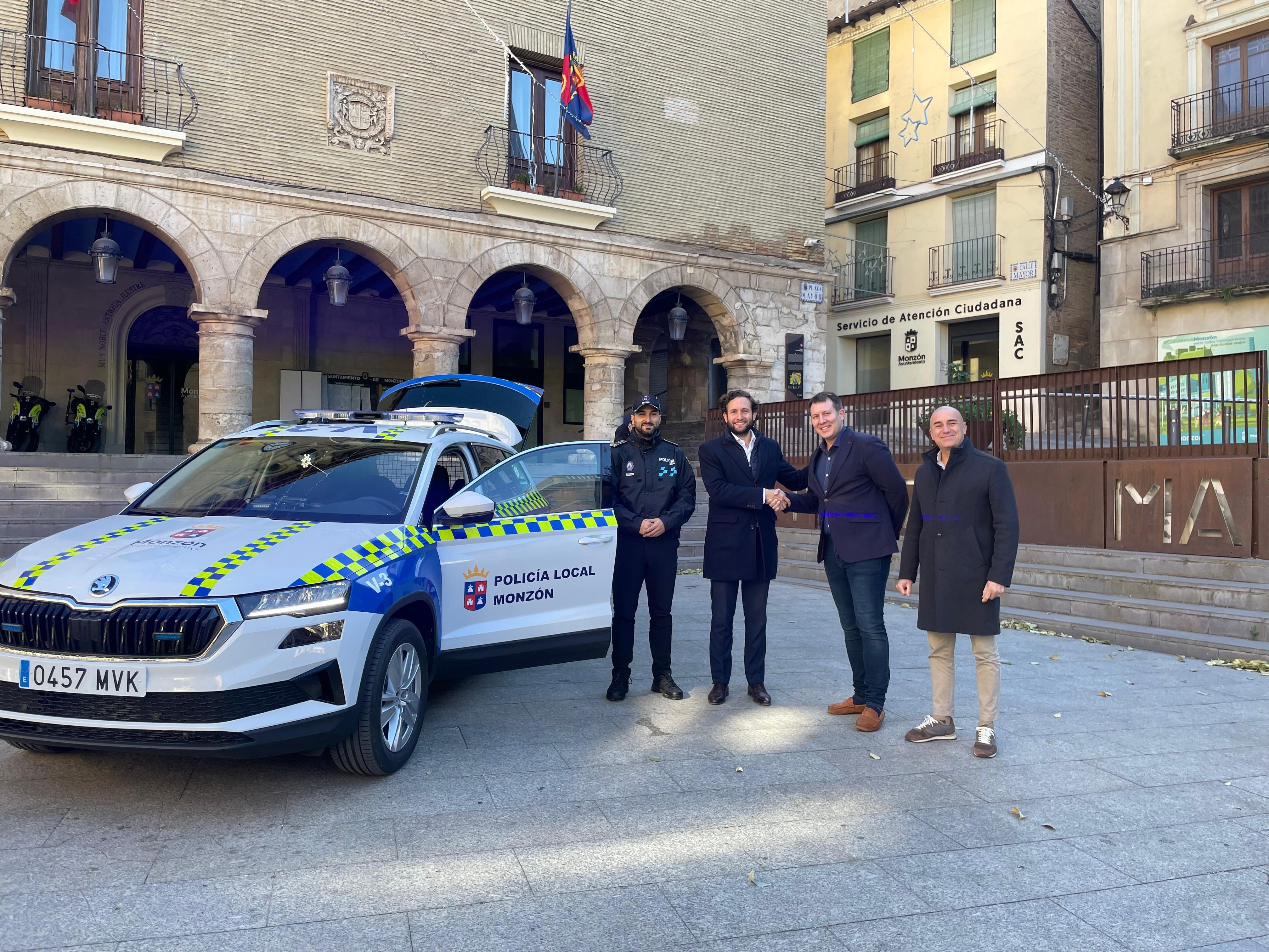 Momento de la entrega del nuevo coche para la Policía Local