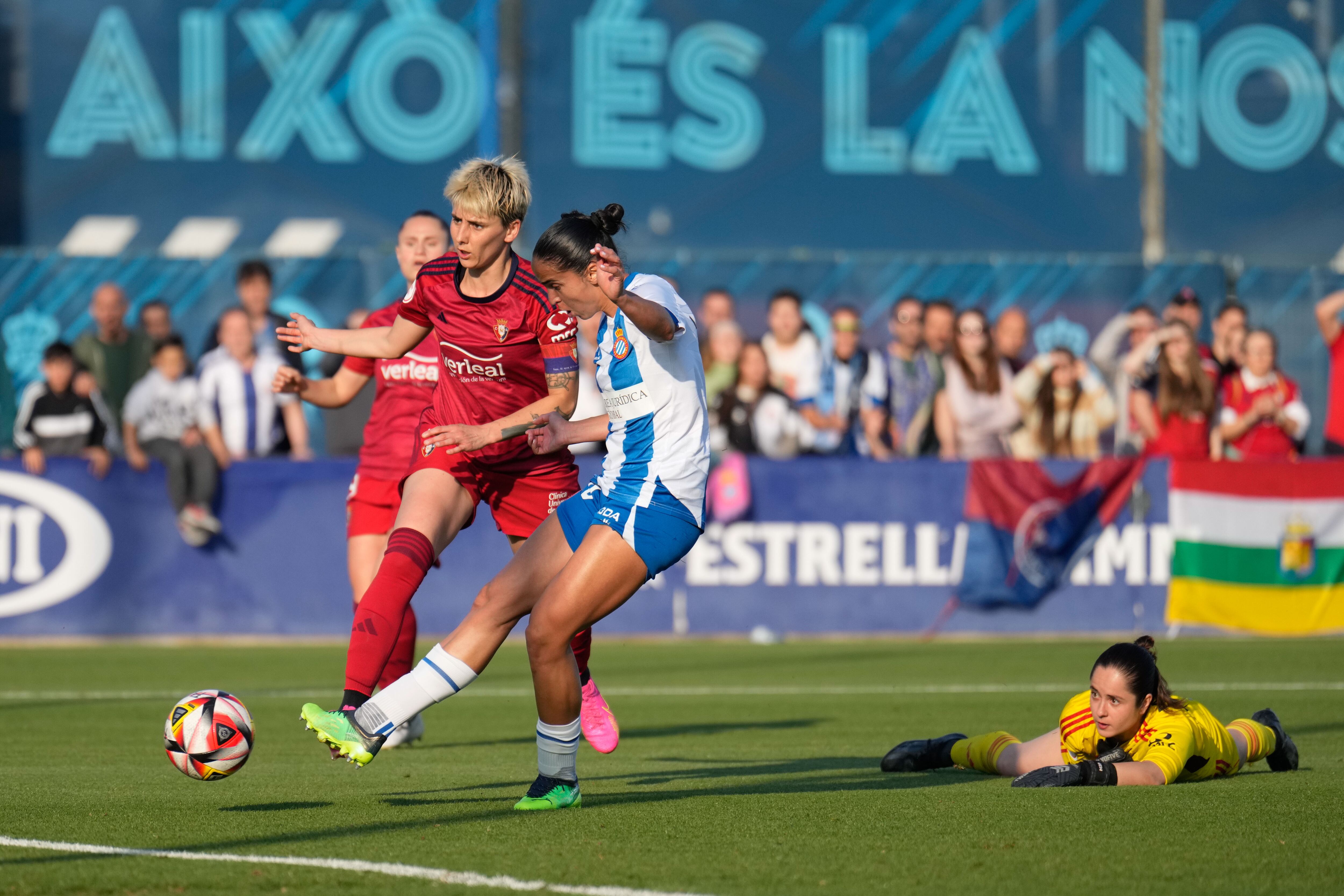 La centrocampista paraguaya del RCD Espanyol  Lice Chamorro (c) anota un tanto durante el encuentro de ascenso a la Liga F entre el RCD Espanyol y el Osasuna disputado este jueves en la Ciudad Deportiva Dani Jarque en Barcelona