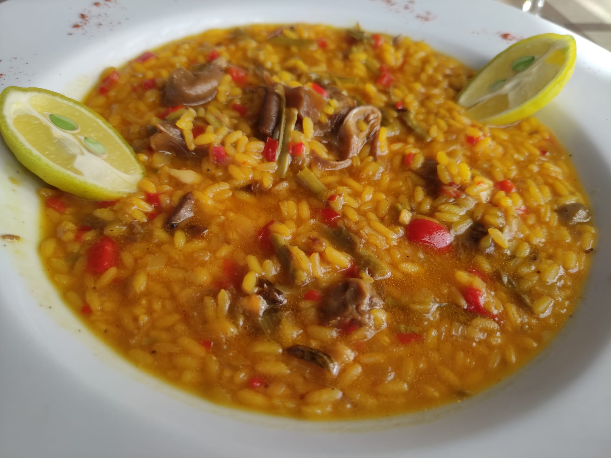 Arroz caldoso con setas y espárragos