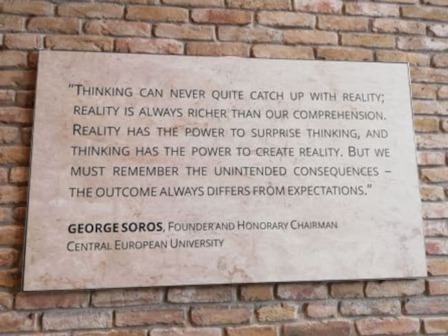 Cita de Geogre Soros a la entrada de la Universidad