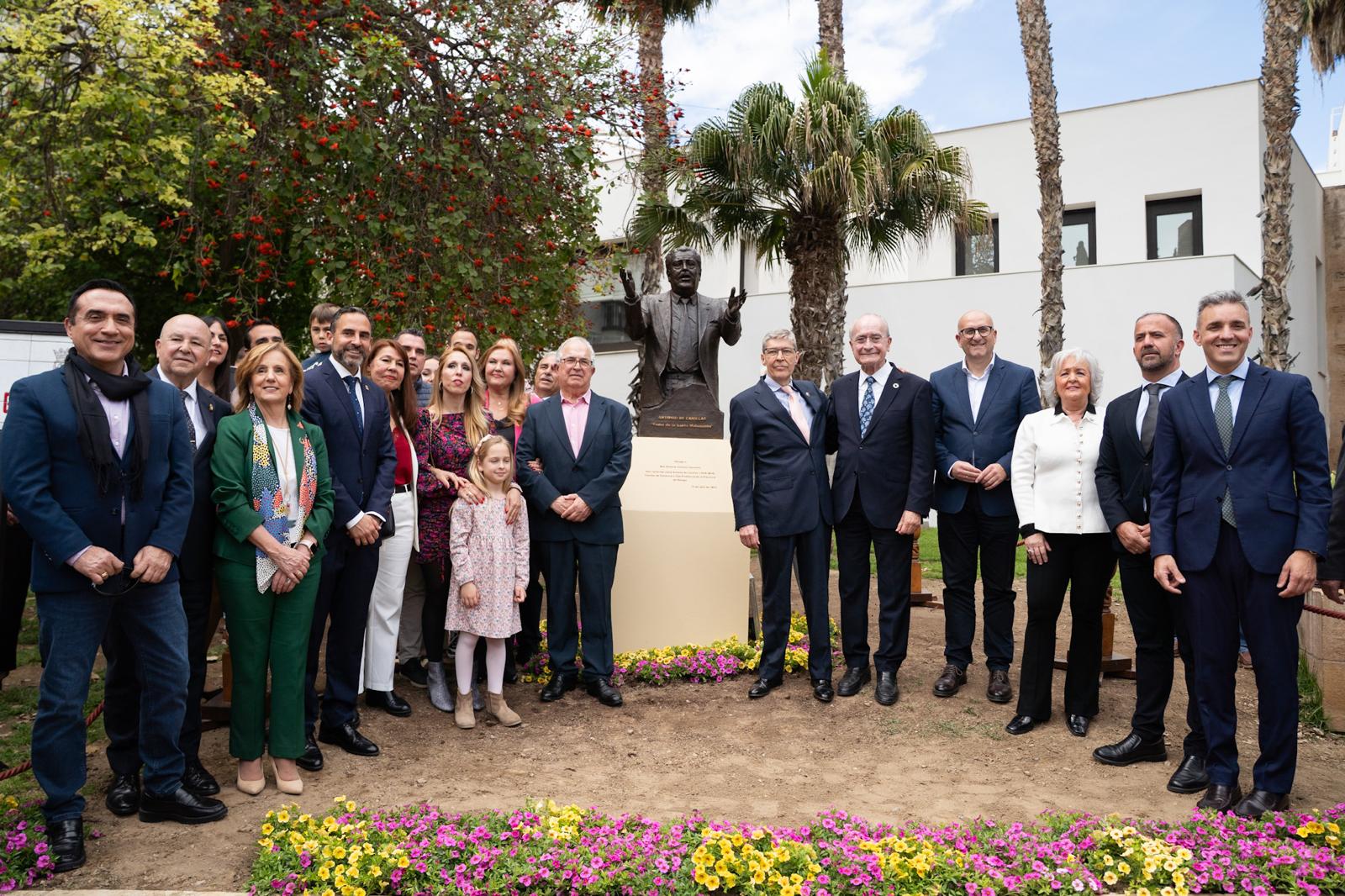Autoridades ante la obra, realizada por el artista malagueño Juan Vega: una escultura de medio busto de carácter figurativo y realista, fundida en bronce, mediante el procedimiento de cera perdida