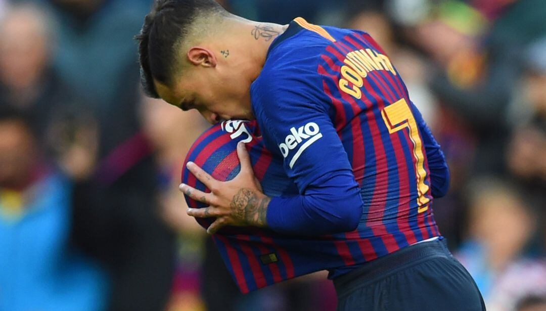 Philippe Coutinho celebra su gol al Real Madrid en el Clásico.