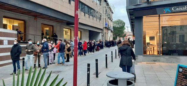 Sigue la fila por la calle Juan Bautista Topete