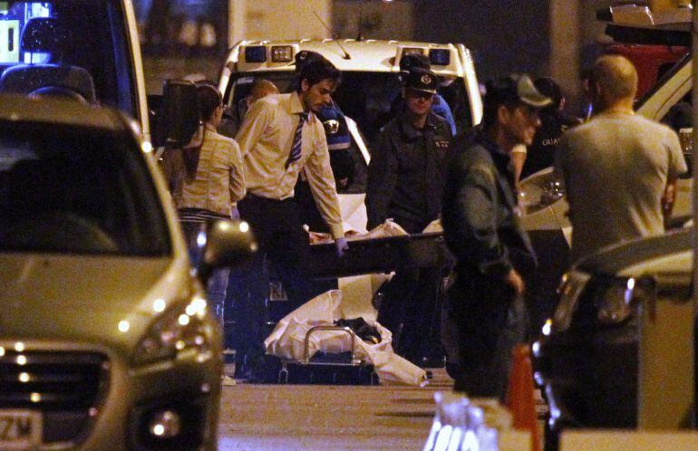 Agentes de la Guardia Civil y de los servicios funerarios junto a los cuerpos de dos de las cuatro personas que han fallecido hoy en aguas del Estrecho de Gibraltar.