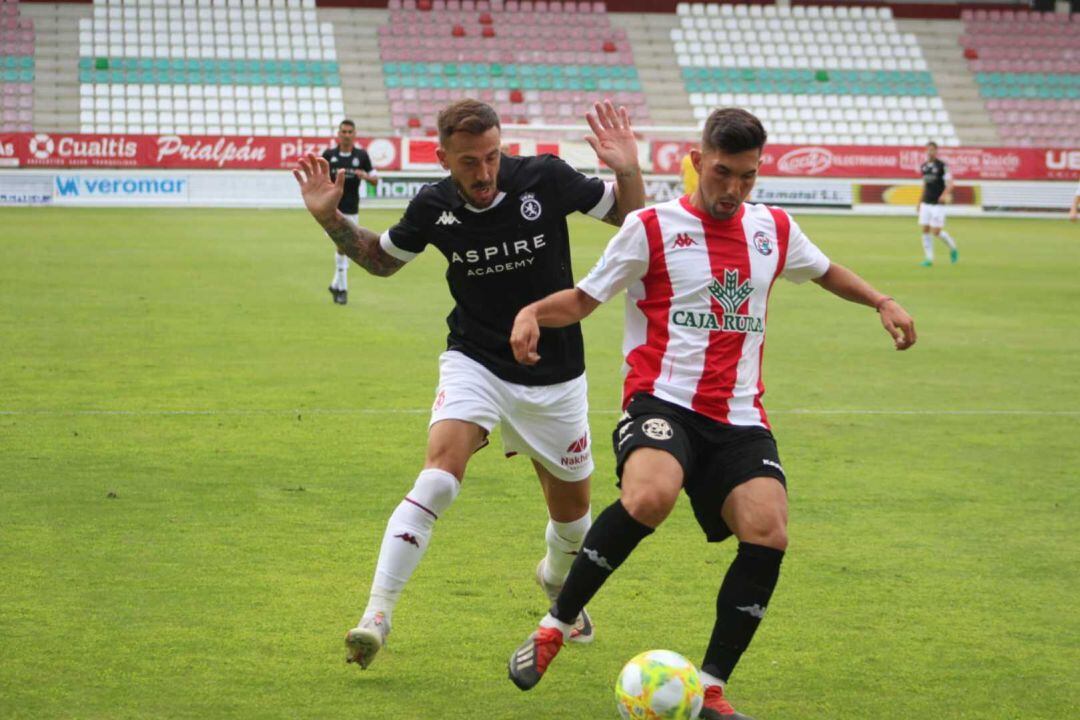 Dioni y el zaguero Rodao luchan por una pelota en el duelo de este sábado