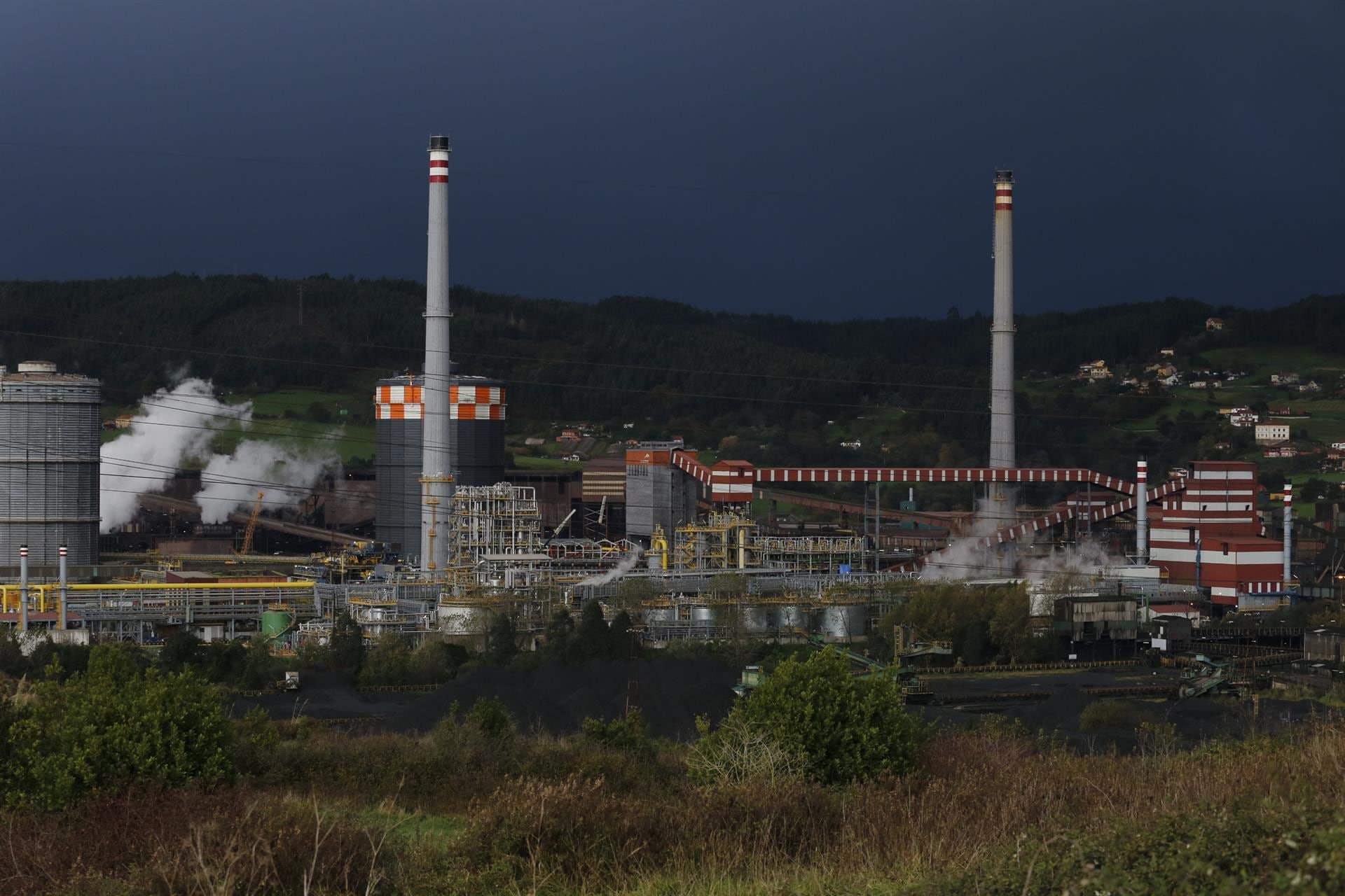 El plan presentado por ArcelorMittal en julio de 2021 fijaba una inversión  total de 1.000 millones de euros para reducir a la mitad las emisiones de su  factoría de Gijón.