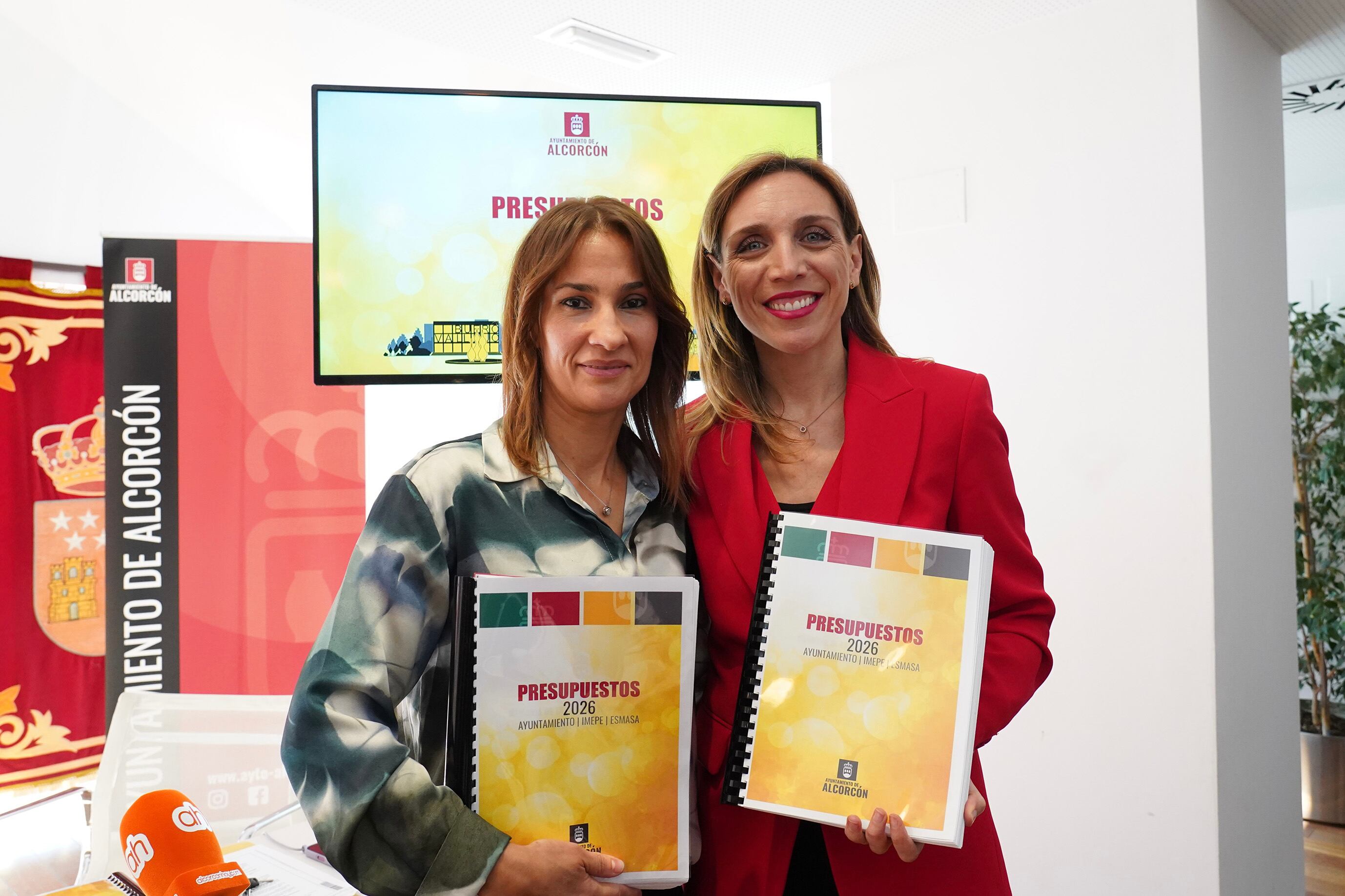 La alcaldesa de Alcorcón, Candelaria Testa y la concejala de Hacienda y Contratación, Raquel Peral