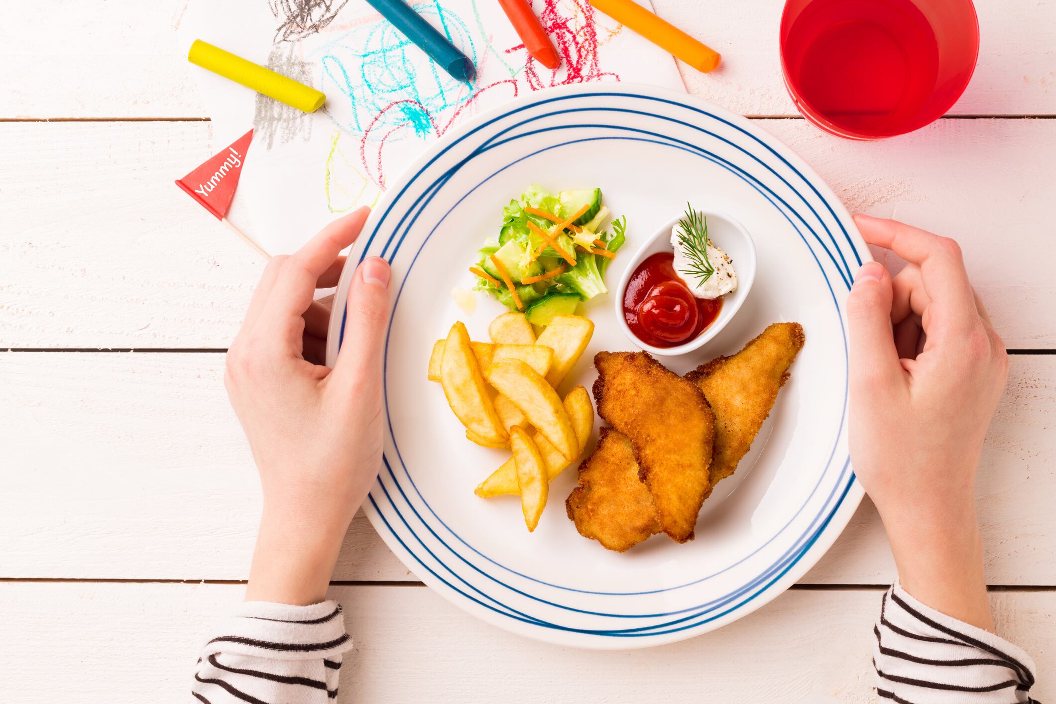 Pollo con patatas fritas: un clásico del menú infantil.