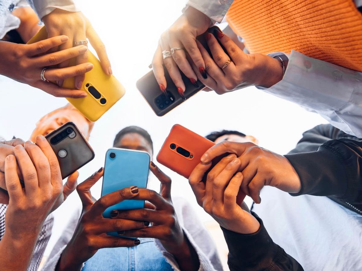 Los jóvenes ven cada vez más las noticias por Tiktok, Instagram y Youtube