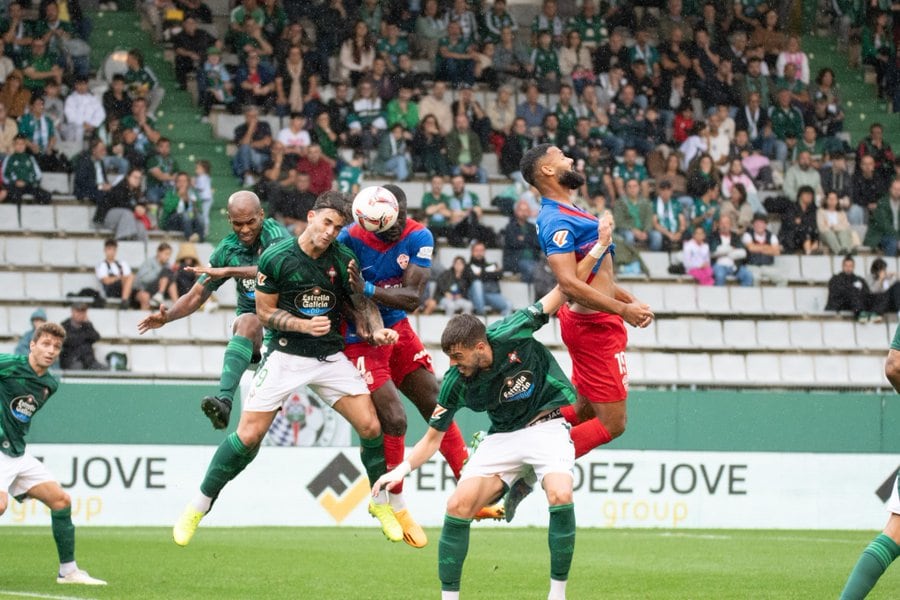 Mourad y Diaby saltan por un balón entre tres jugadores del Racing de Ferrol