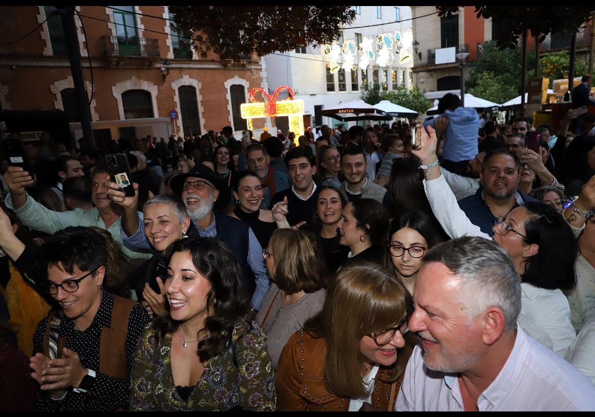 Aglomeraciones en la plaza del Banco durante una zambomba de Jerez