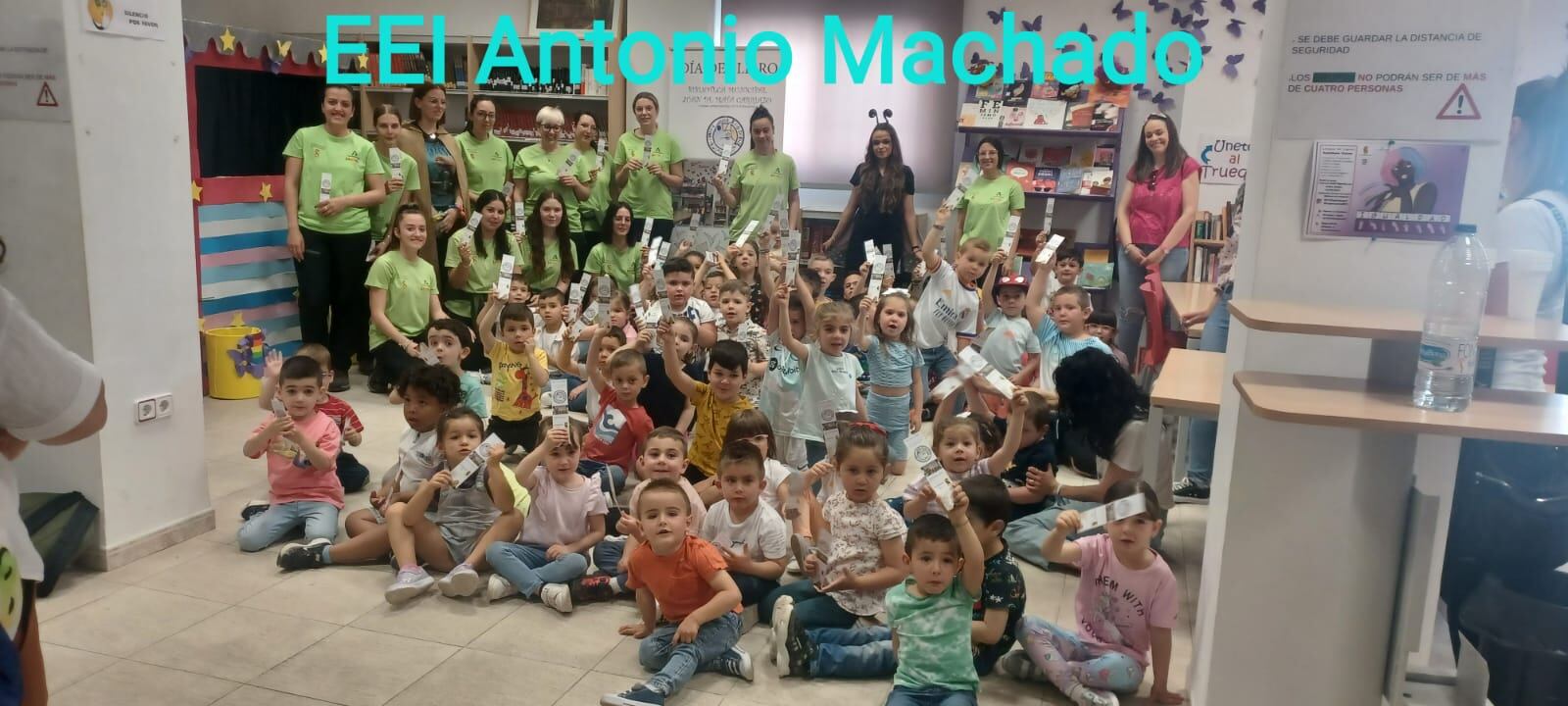 Alumnos/as del C.E. I. Antonio Machado con alumnas-trabajadoras del Taller de Formación y Empleo de Jódar tras la representación del cuanta-cuentos en la Biblioteca Municipal