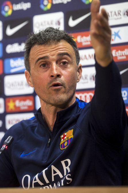 El entrenador del FC Barcelona, Luis Enrique, atiende a los medios de comunicación.